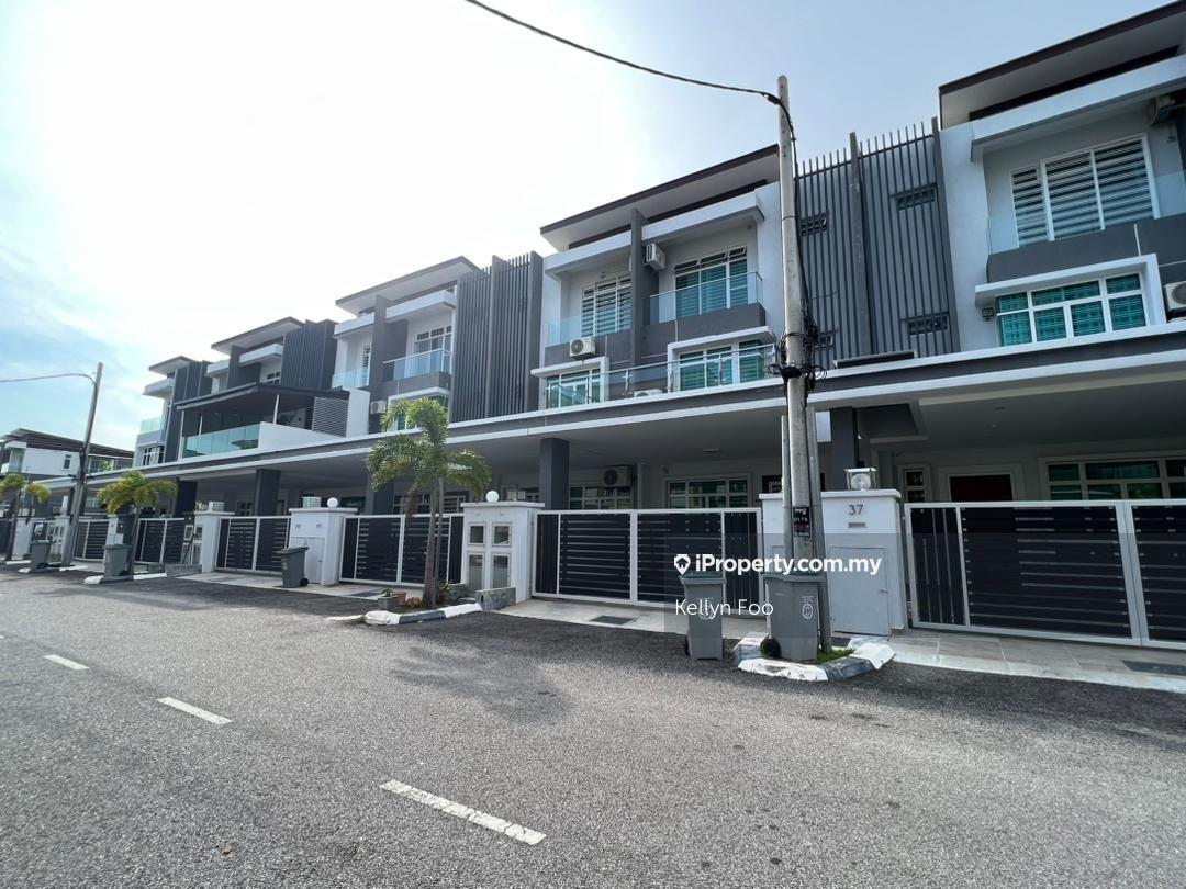 Freehold new house, 8 mins drive to shopping mall