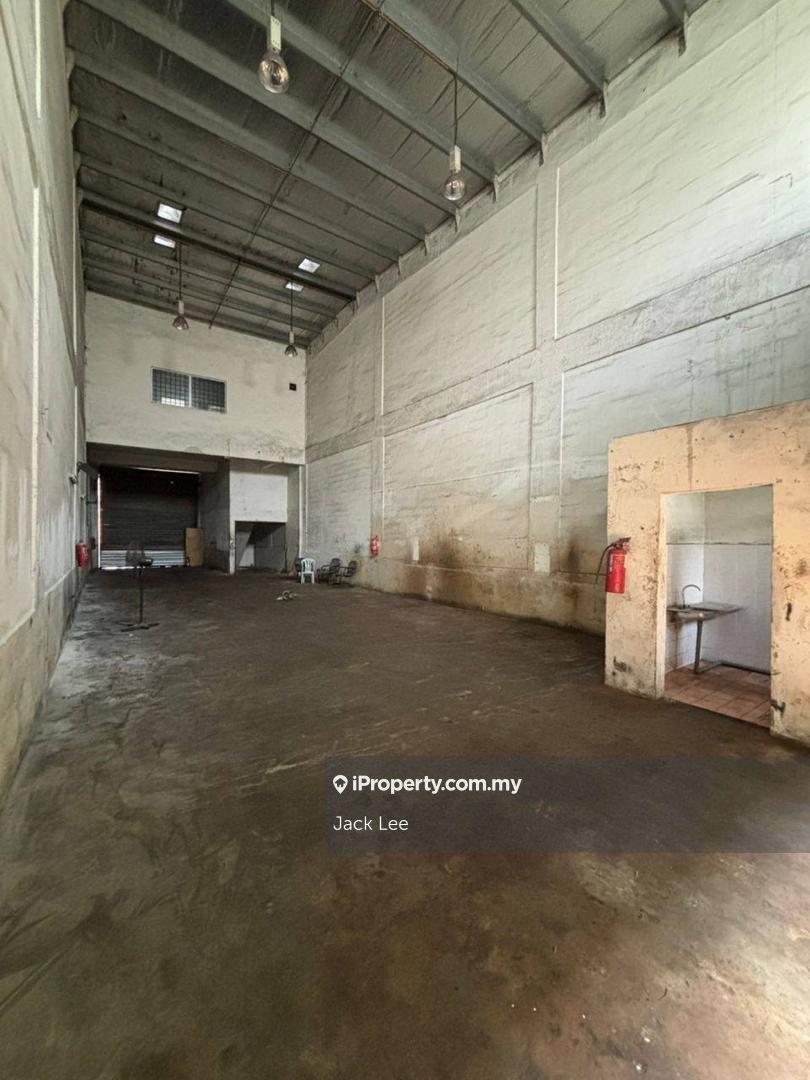 Mount Austin  1.5 Storey Terrace Factory For Rent