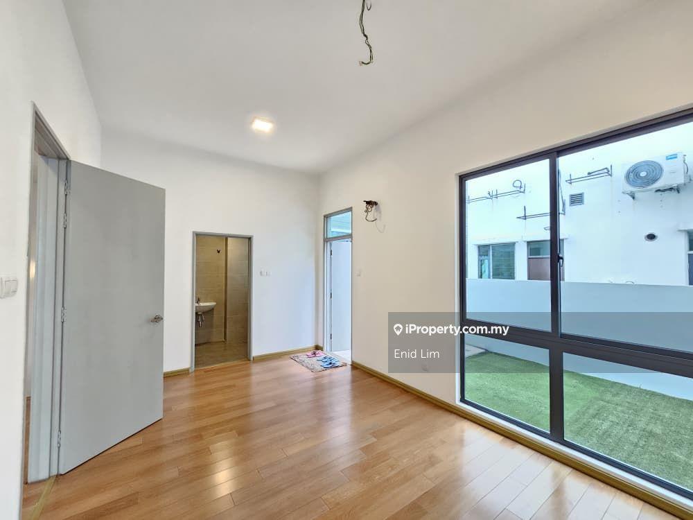 Elegant Freehold Semi-D with Lift & Privacy