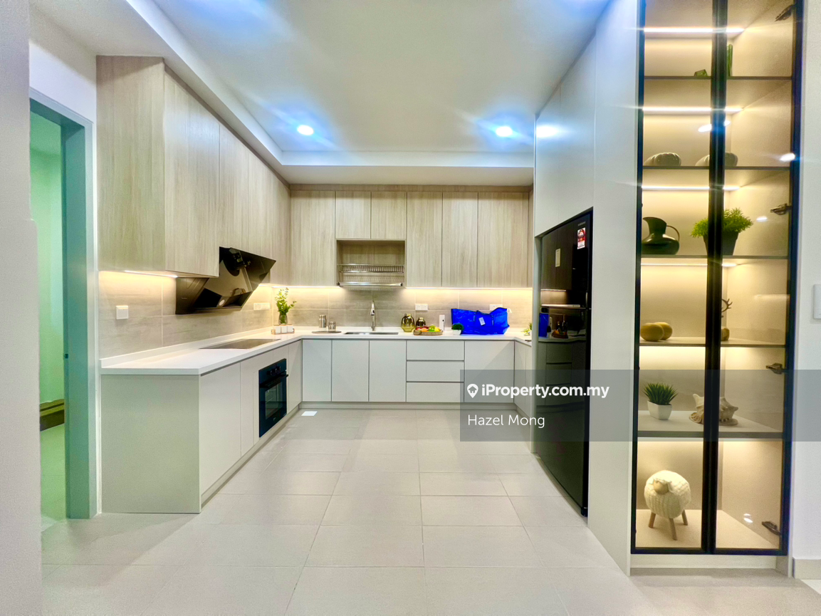 Semi d condominium with lake view huge size in Puchong