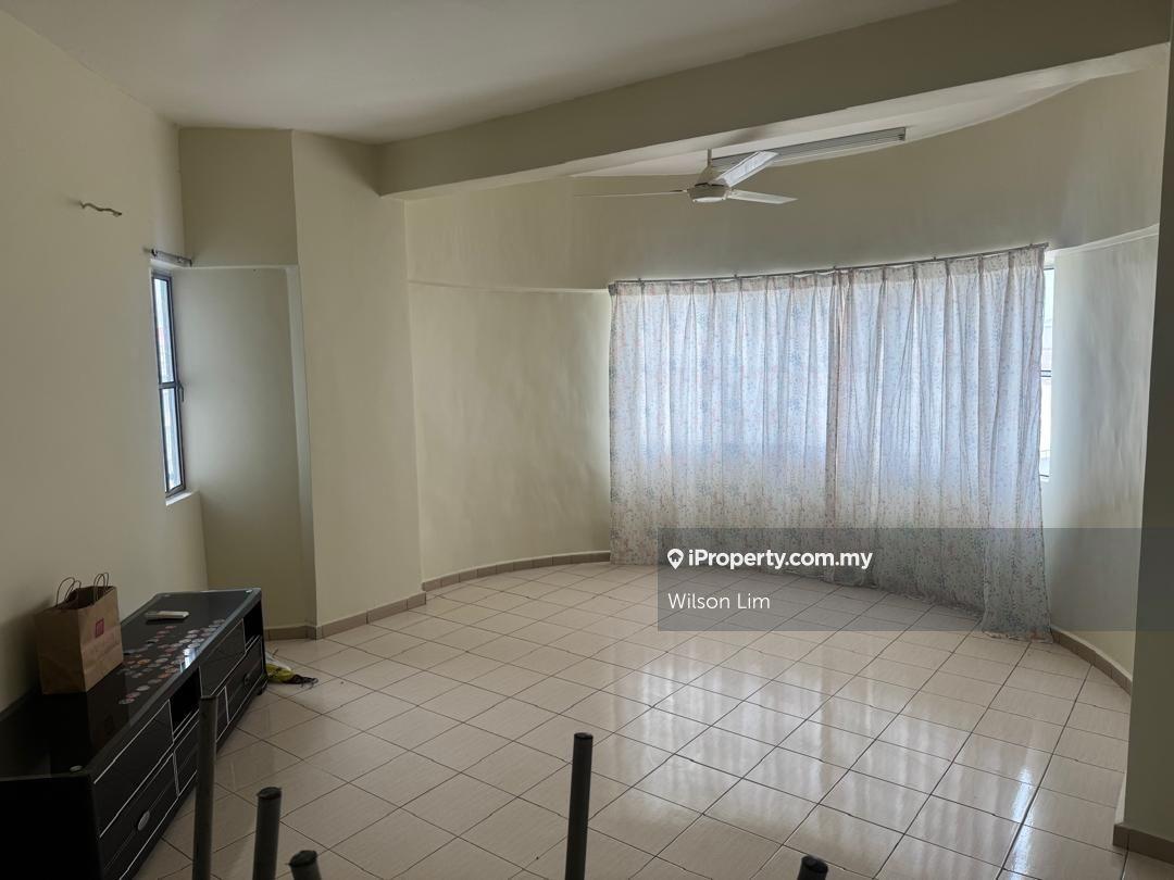 Well maintained Affordable 3 rooms 2baths unit at Regency Condo