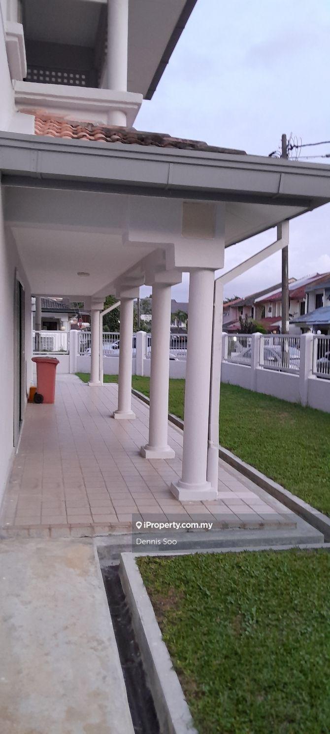 Corner unit with 20 feet of spacious side land garden !
