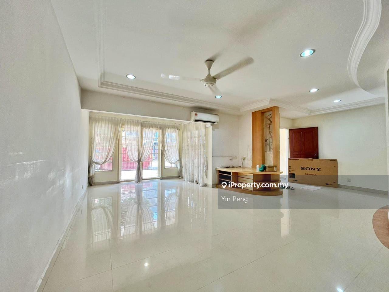 Spacious Layout & Wide Road