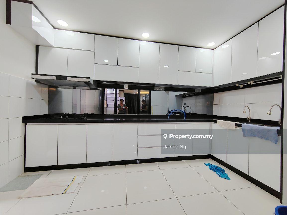 Renovated unit with kitchen and wardrobe, save on renovation! 