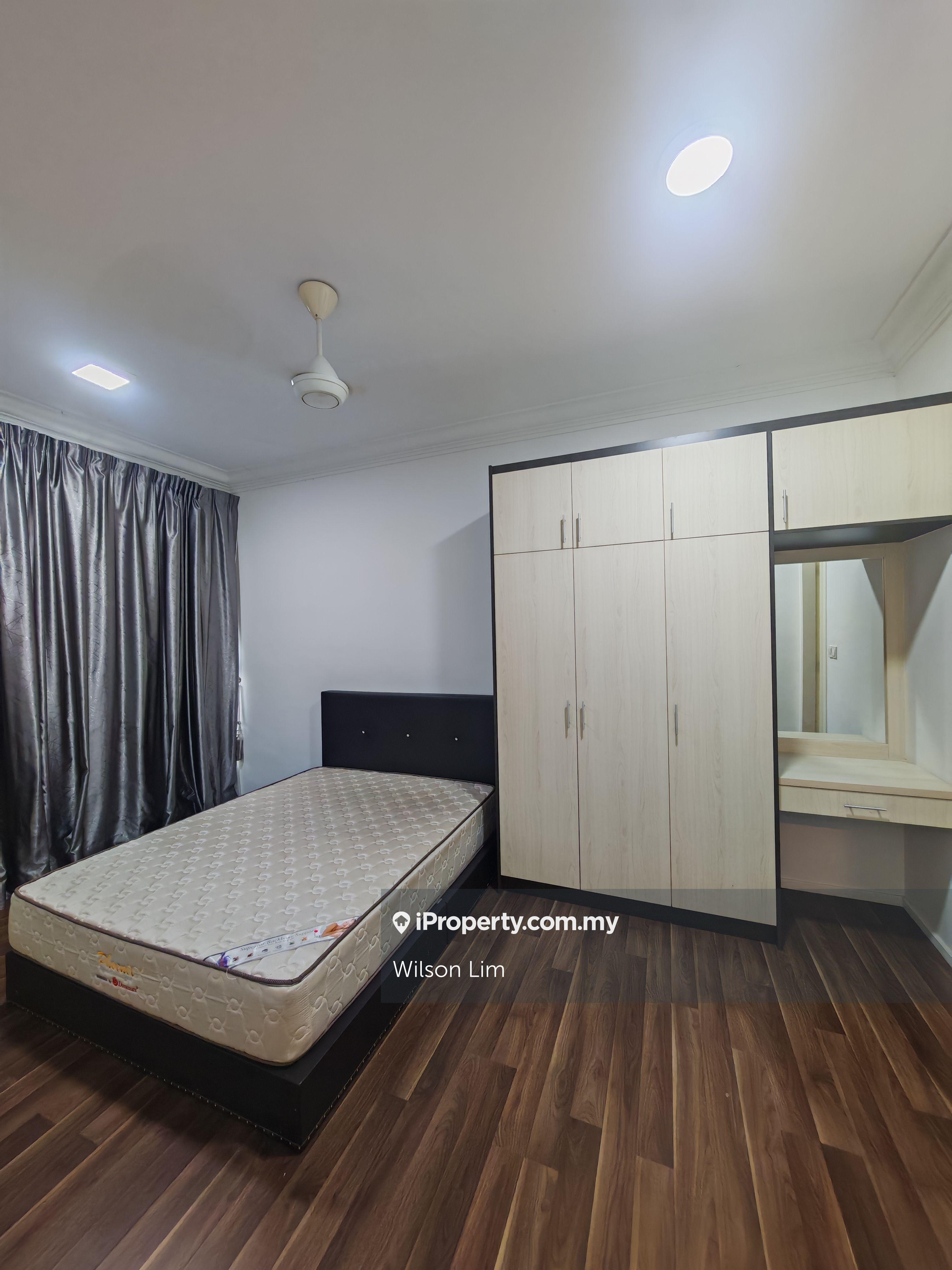 Low floor and nice well maintain 4 roooms 3 baths unit