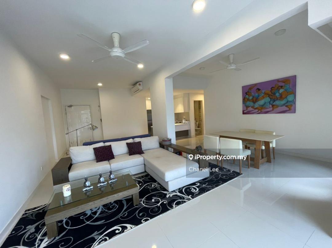 Super deal freehold condo hi floor sale below market price