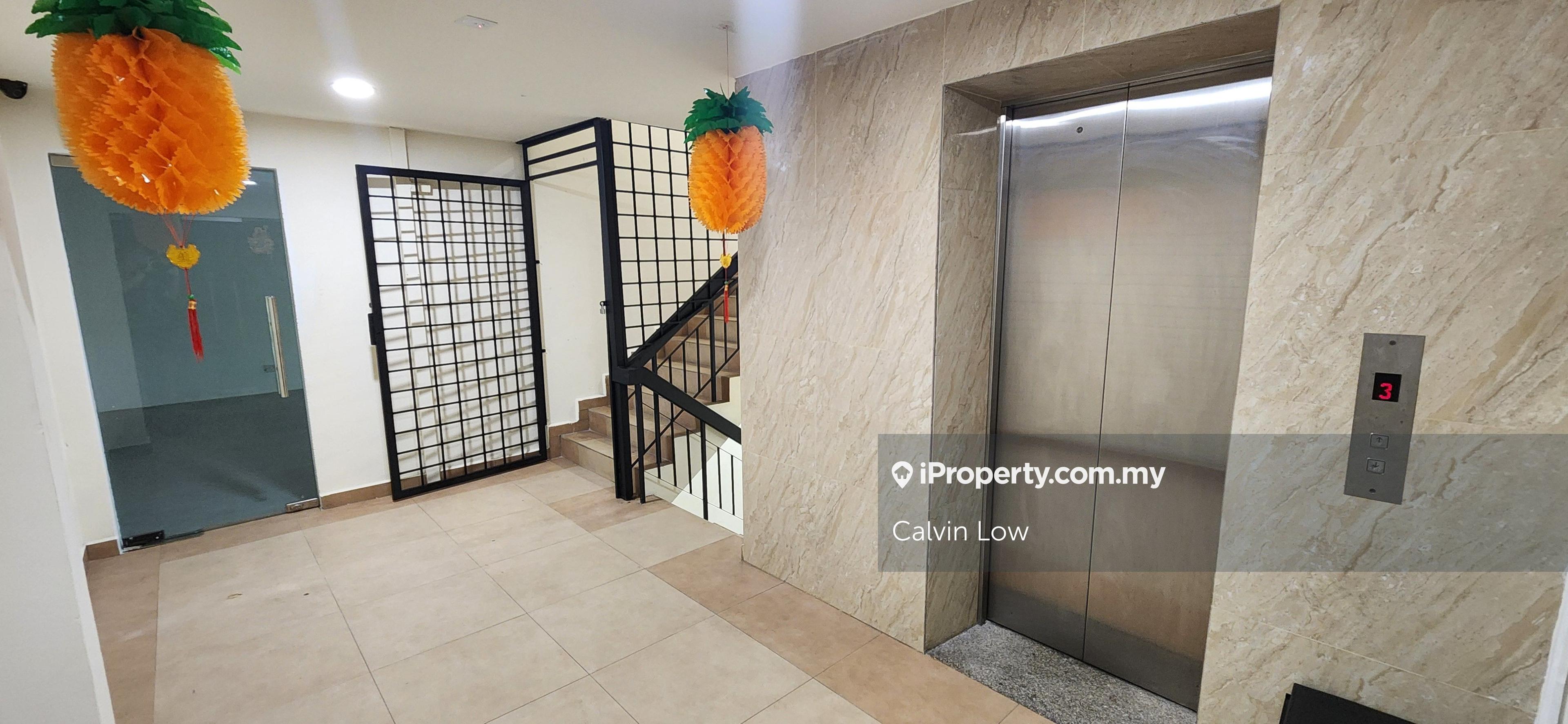 Retail cum Office Lot / With Lift / Prime Location