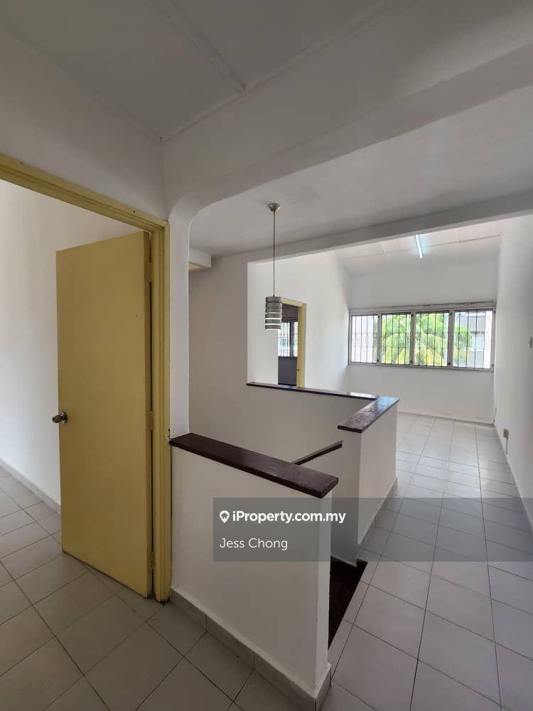 Spaciuos 2 storey link partially furnished & great value