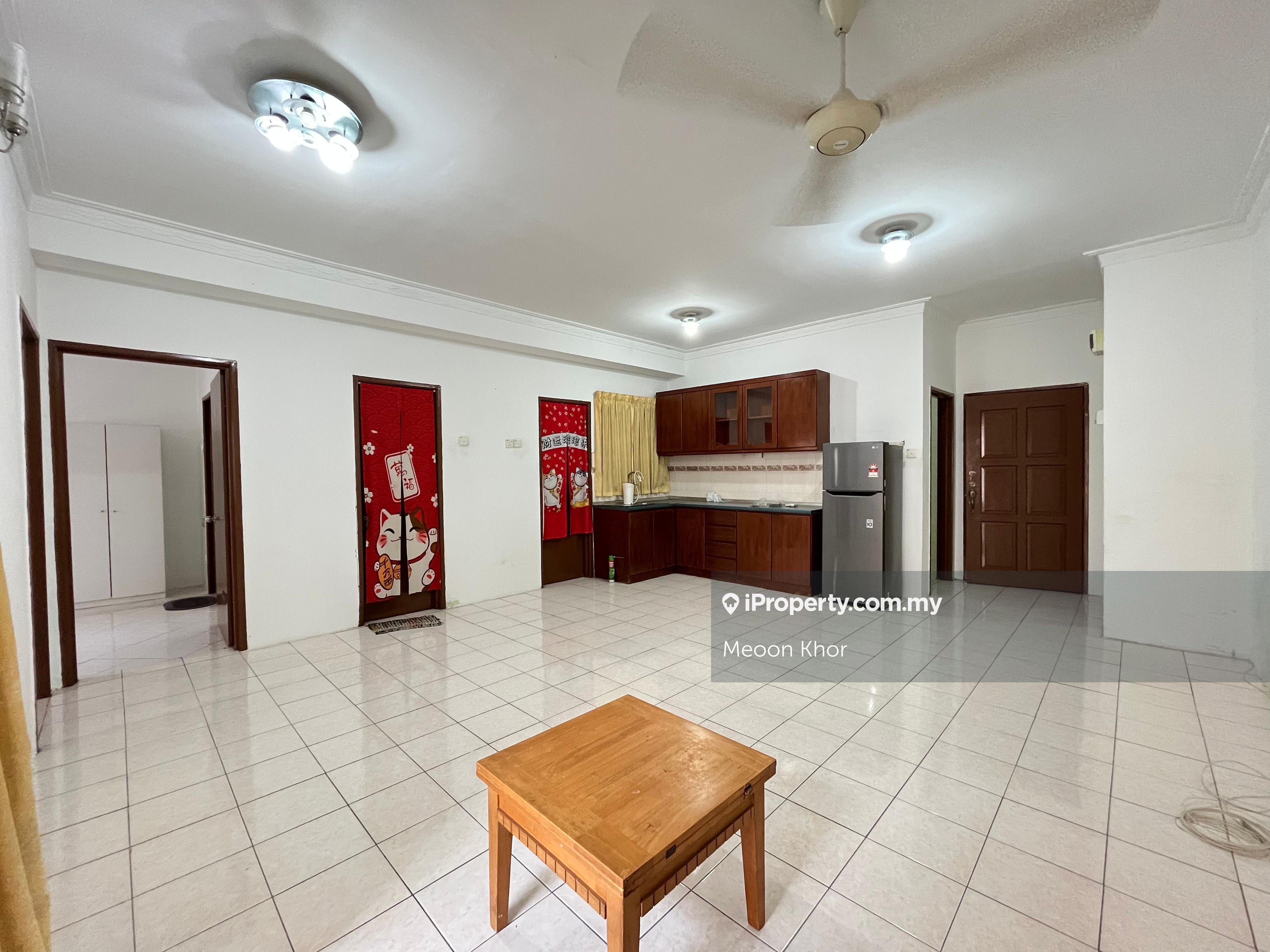 Excellent Condition with 3 car park, Good for investment or Own stay