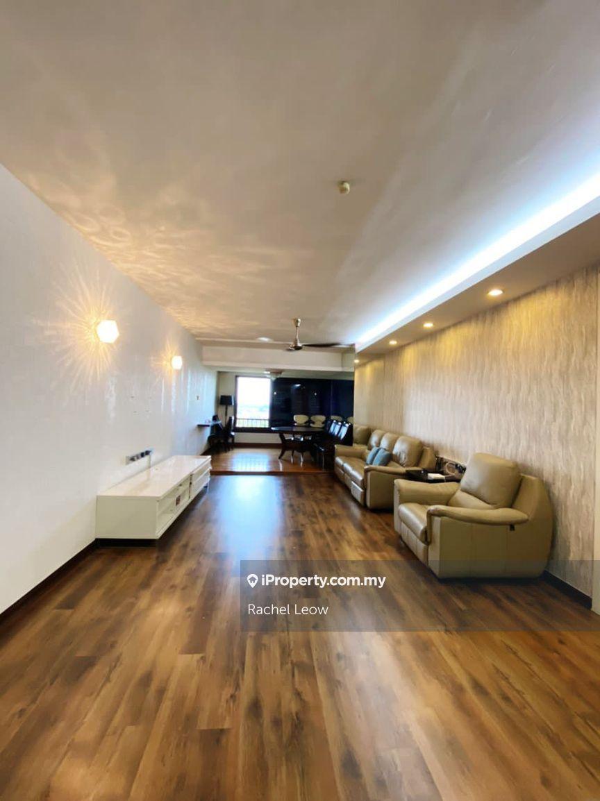 Large spacious property with 4 rooms for Sale