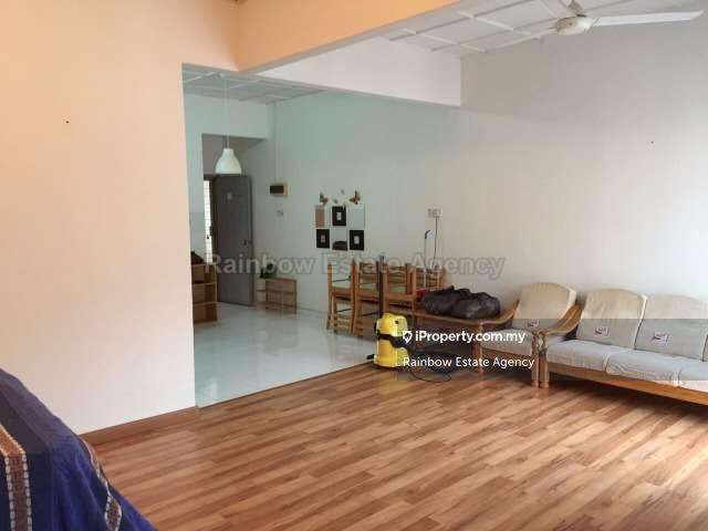 Golden Shower Studio Apartment