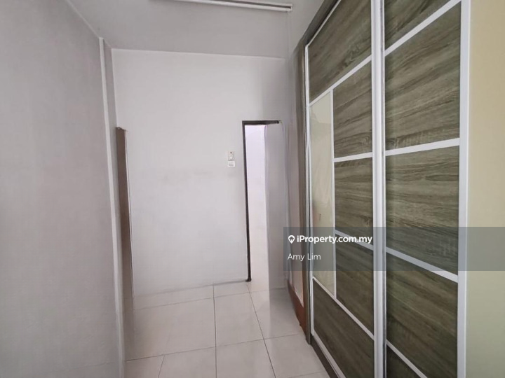 Parkland Klang Orchis Apartment G Floor well kept Below Bank & Market