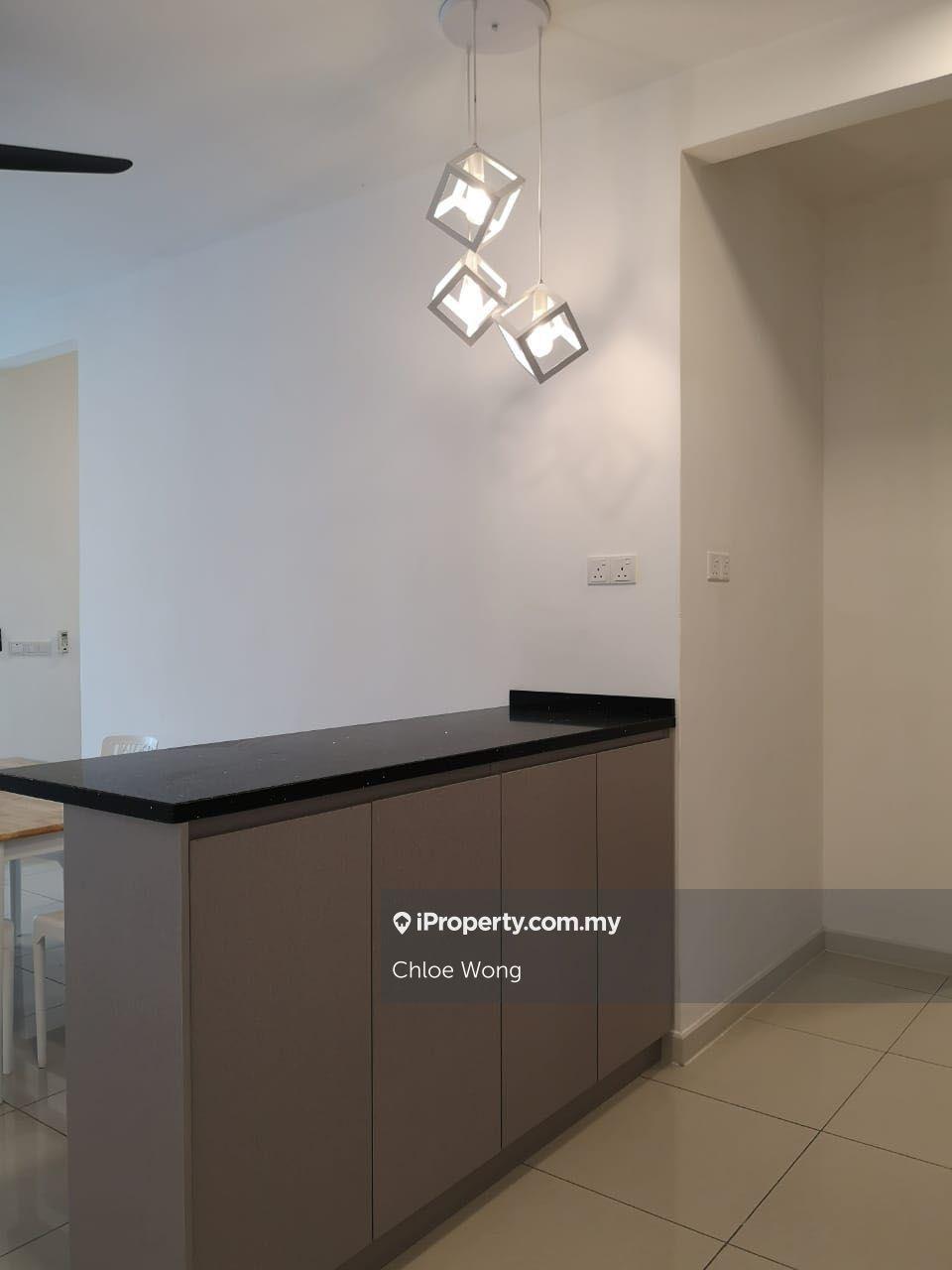 Fully furnished with Island bar, kitchen hook and hob. View to believe