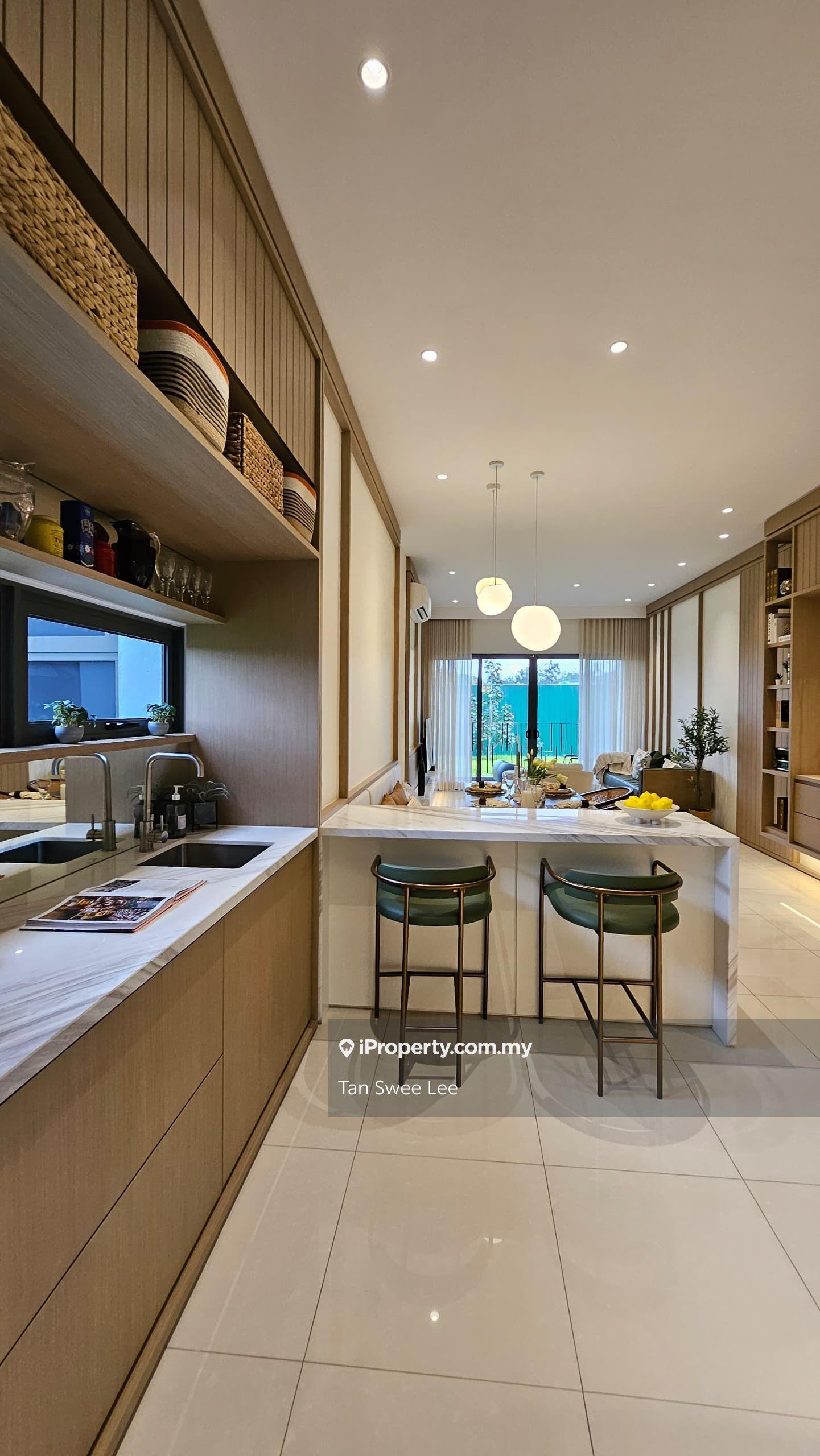 Freehold Condo, 25 m walk to Kwasa Damansara MRT station.