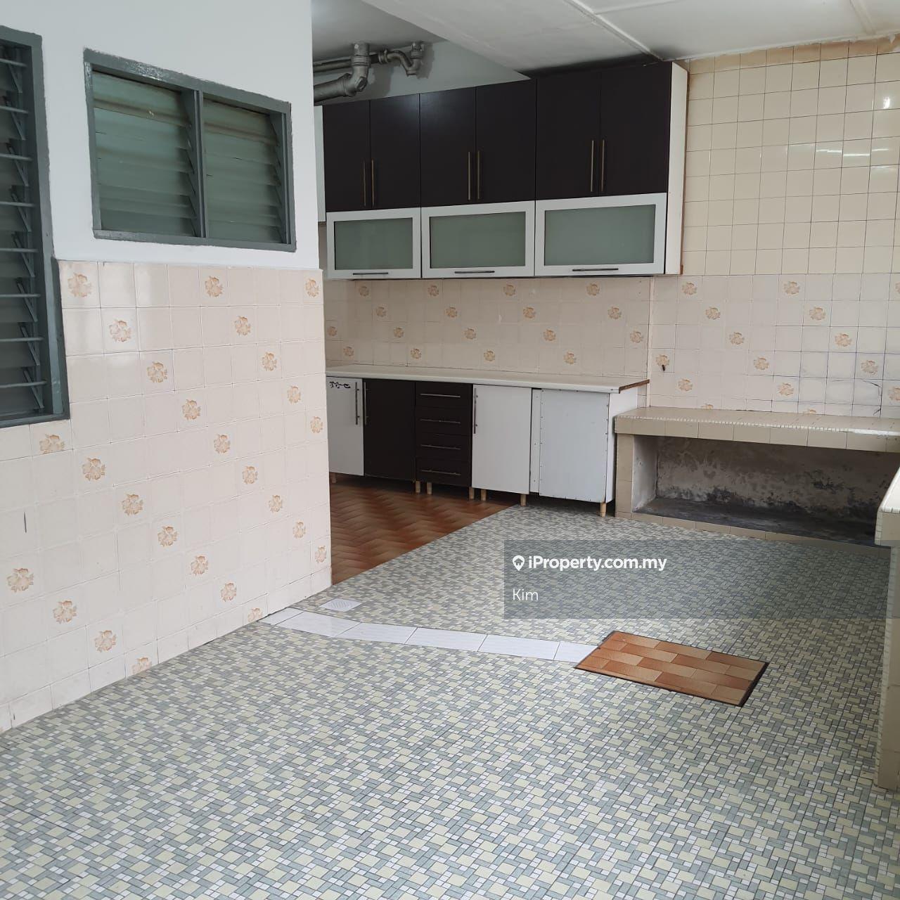 Near MRT Walking distance to shops & Restaurant