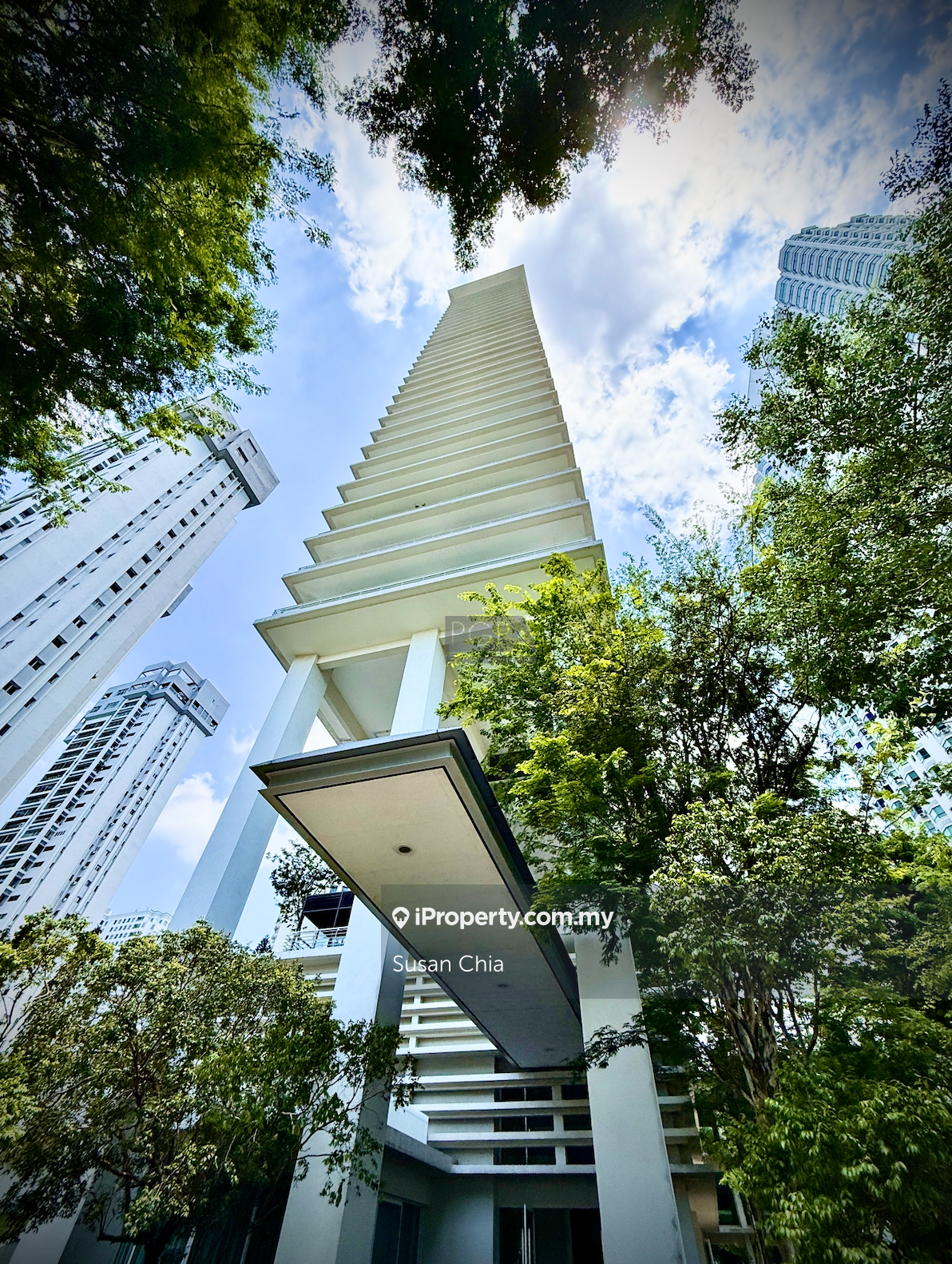 Designer High-Floor Unit at 11 Gurney Drive Super-Condominium.
