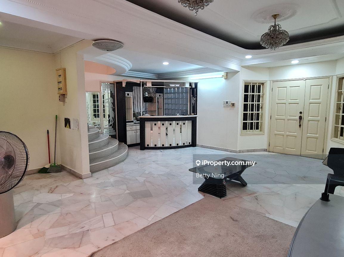 Walking distance to LRT station