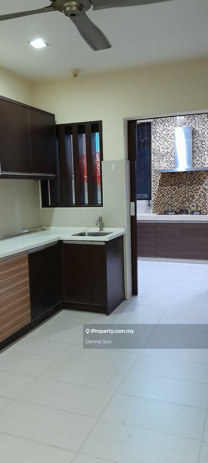 South facing 2.5-storry with full renovation & extension. Move in cond
