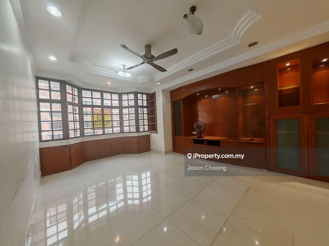 Spacious Putra Indah Condominium Near To Pavillion Bukit Jalil