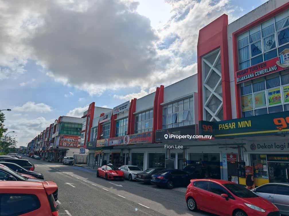 Bandar Uda Utama / Big Layout / Facing Main Road / End Lot