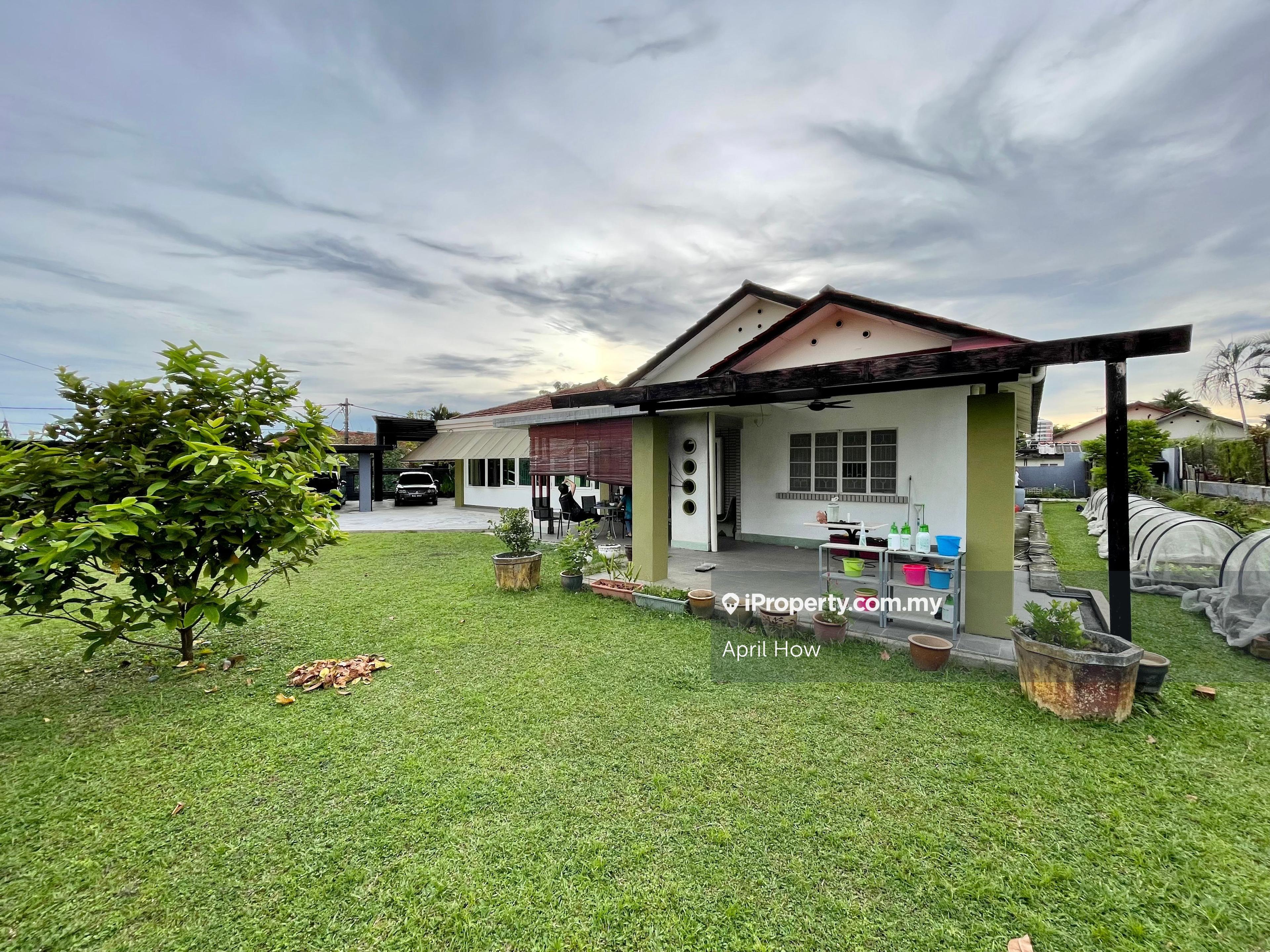Corner single storey bungalow at guarded quiet street