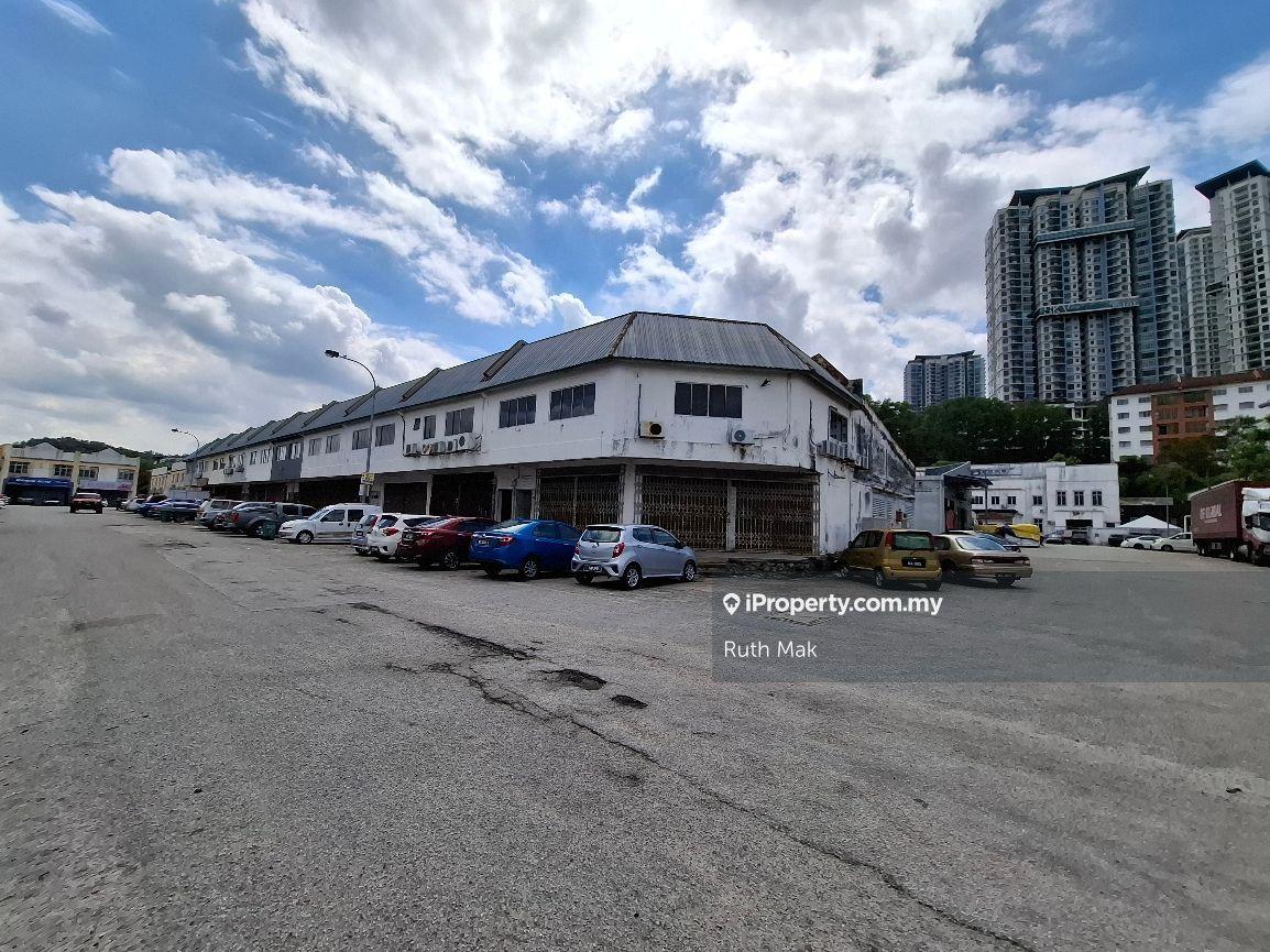 Corner lot 1.5 stry factory @ Taman Perindustrian Kinrara, Puchong