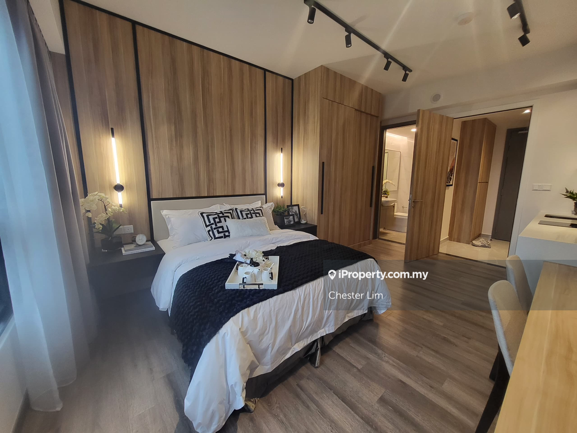 Freehold ready to move in anytime - unblock view