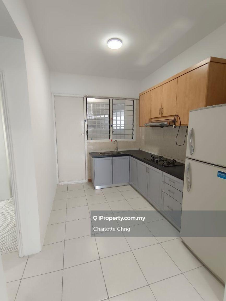 Condominium in Gurney Drive. Brand new renovated bathrooms.
