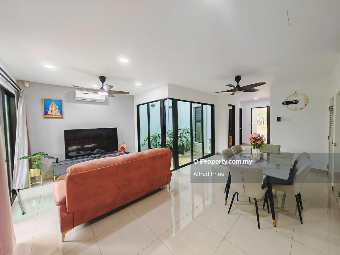 Gelang Patah, 2 Storey Link House, Leisure Farm, For Sale