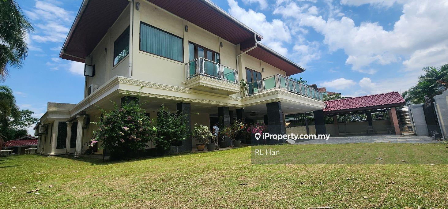 Flat land bungalow with private lift