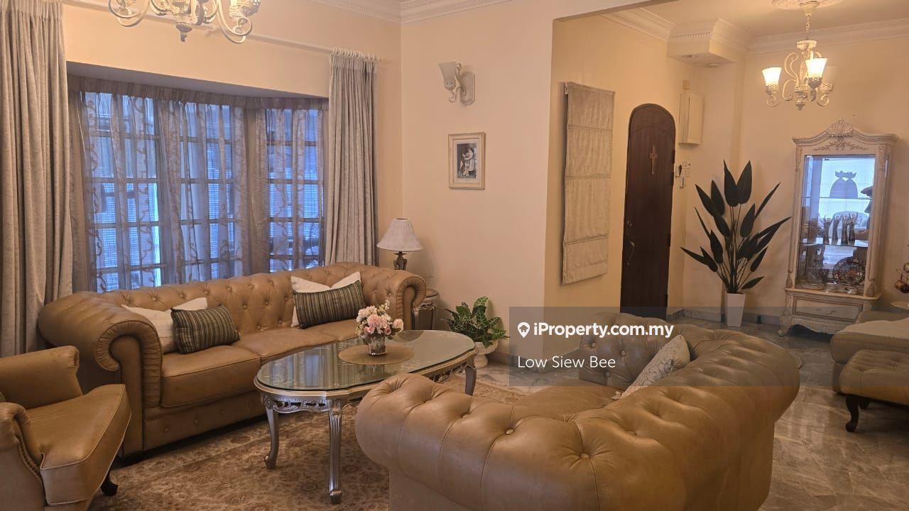 USJ 11 Corner house with big land size