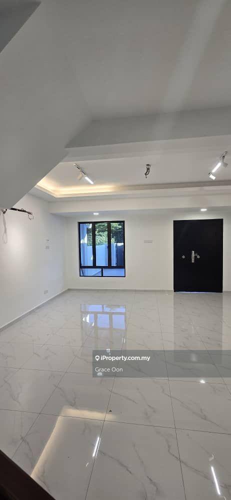 Newly Renovated 2 sty house pu 9 puchong utama