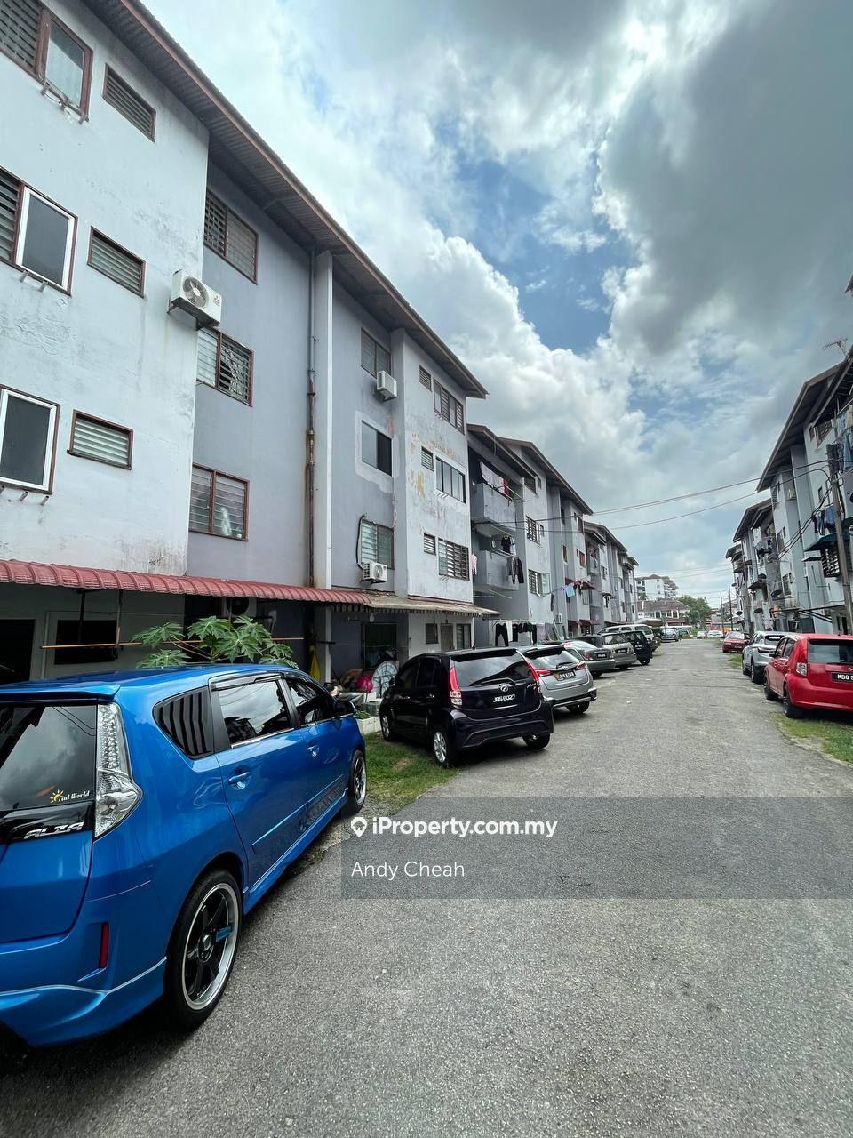 For rent and sale bandar selesa Jaya flat