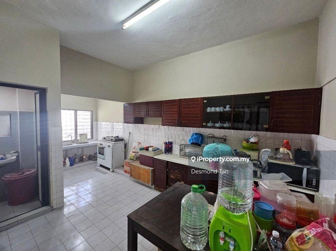 22x75 Freehold, Well-Maintained, Walking Distance LRT and MRT