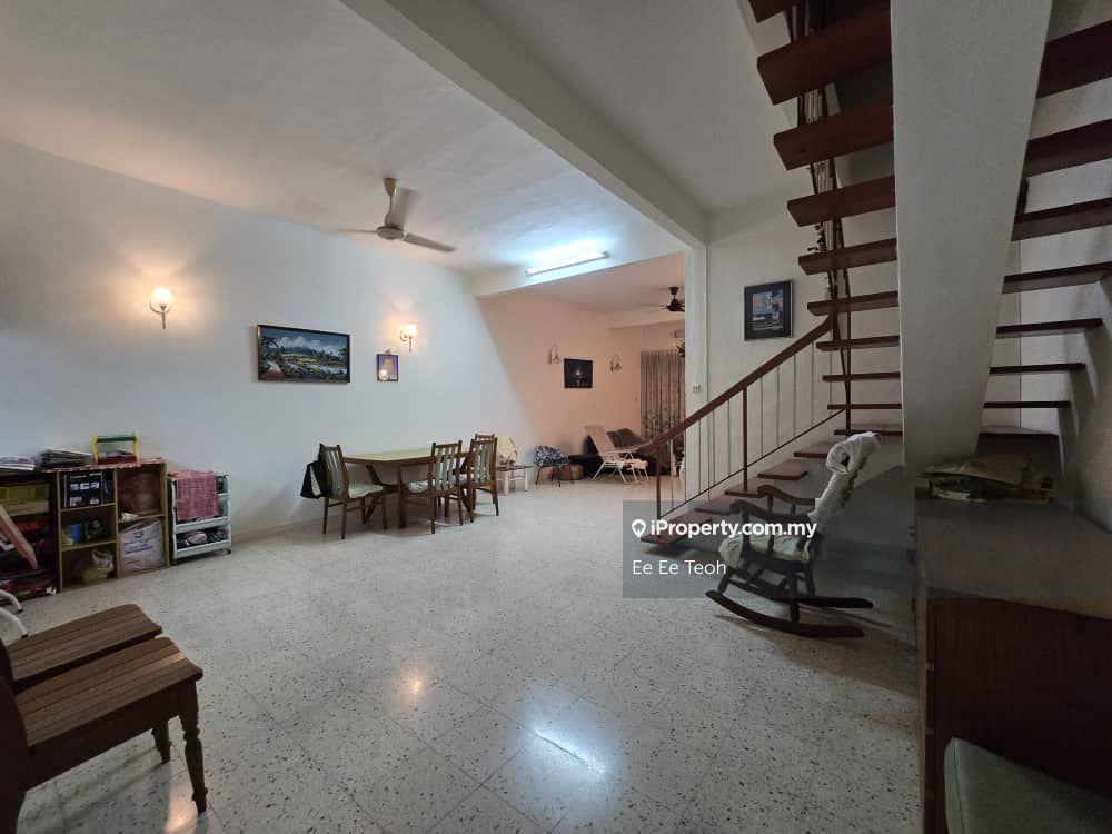 Concrete floor , no spilt level , good condition