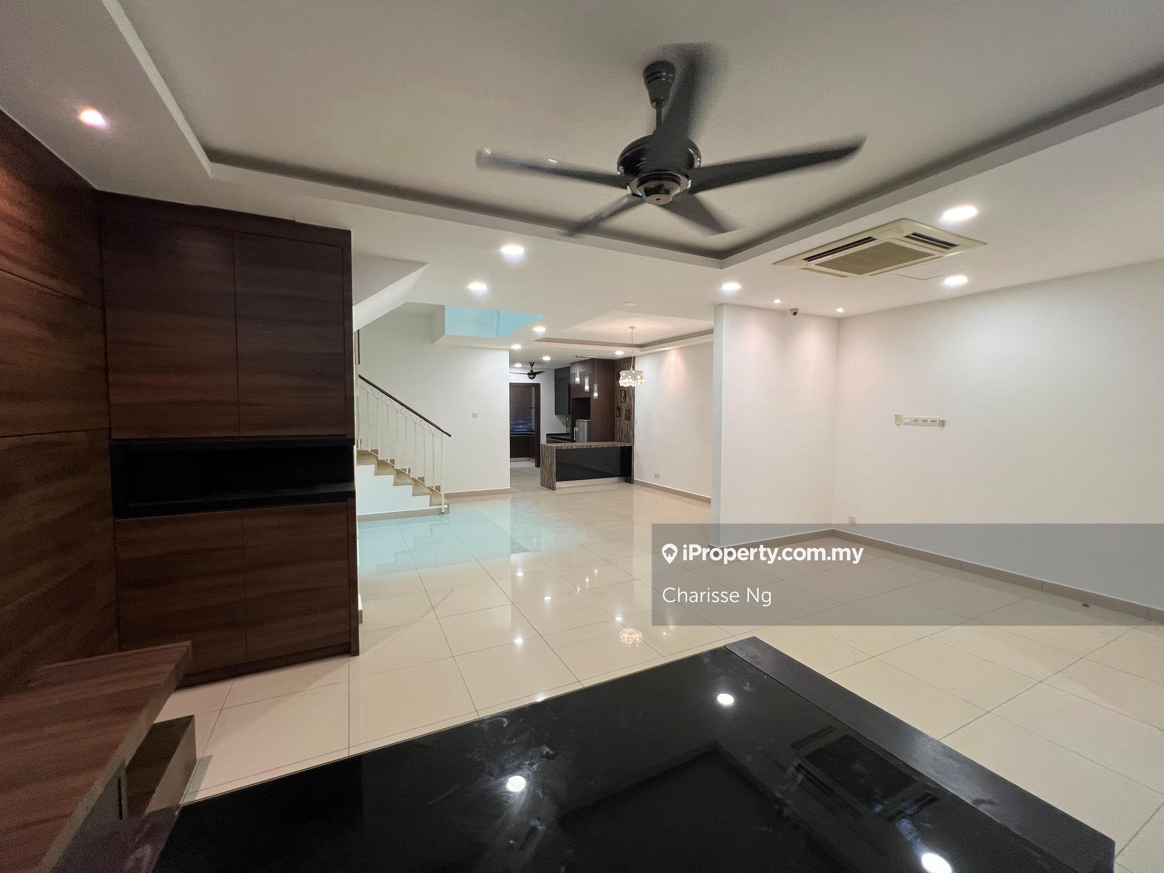 3 Storey Superlink House with Renovated Kitchen Extend & Master Room