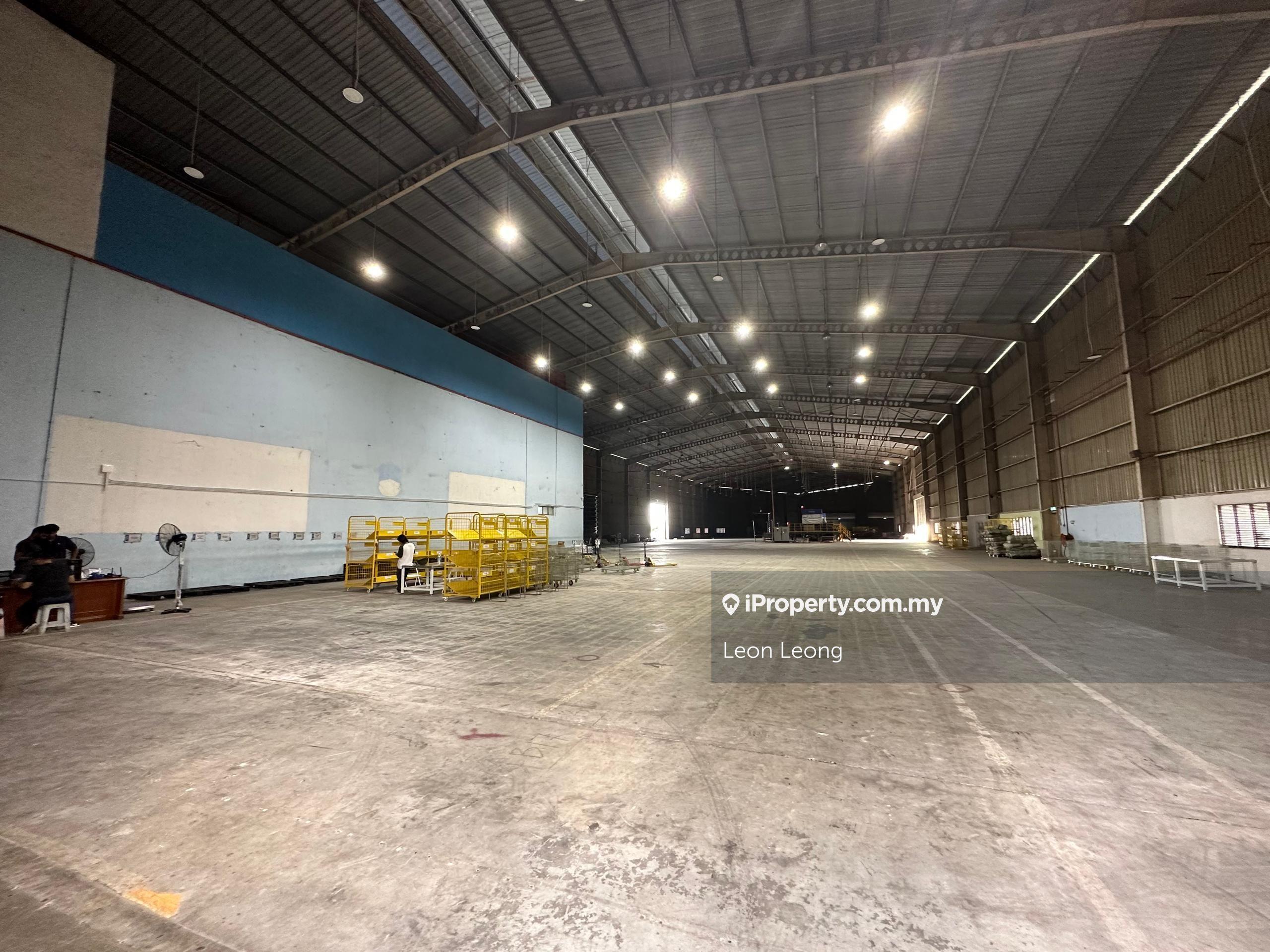 Single-Storey Factory/Warehouse to Let with Dual Entrance