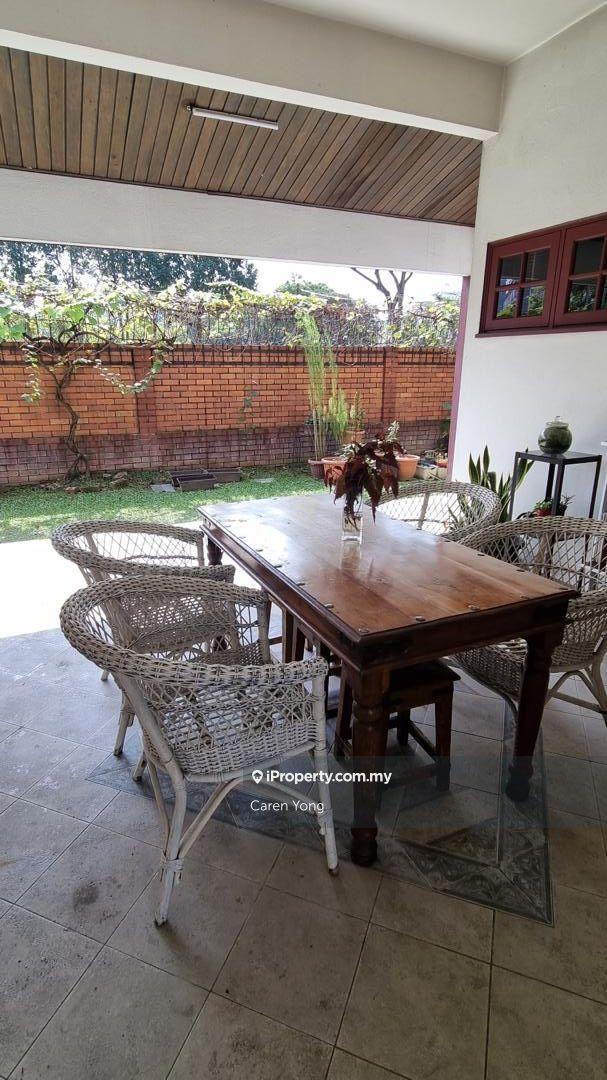 Opposite kgns golf course , well maintained bungalow with huge land