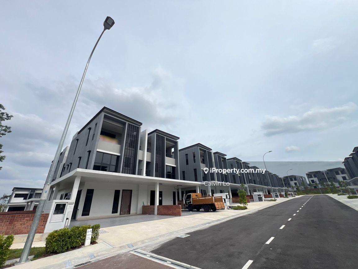 Corner Lot 2.5 Sty Cluster Semi-D Bromelia Bukit Puchong