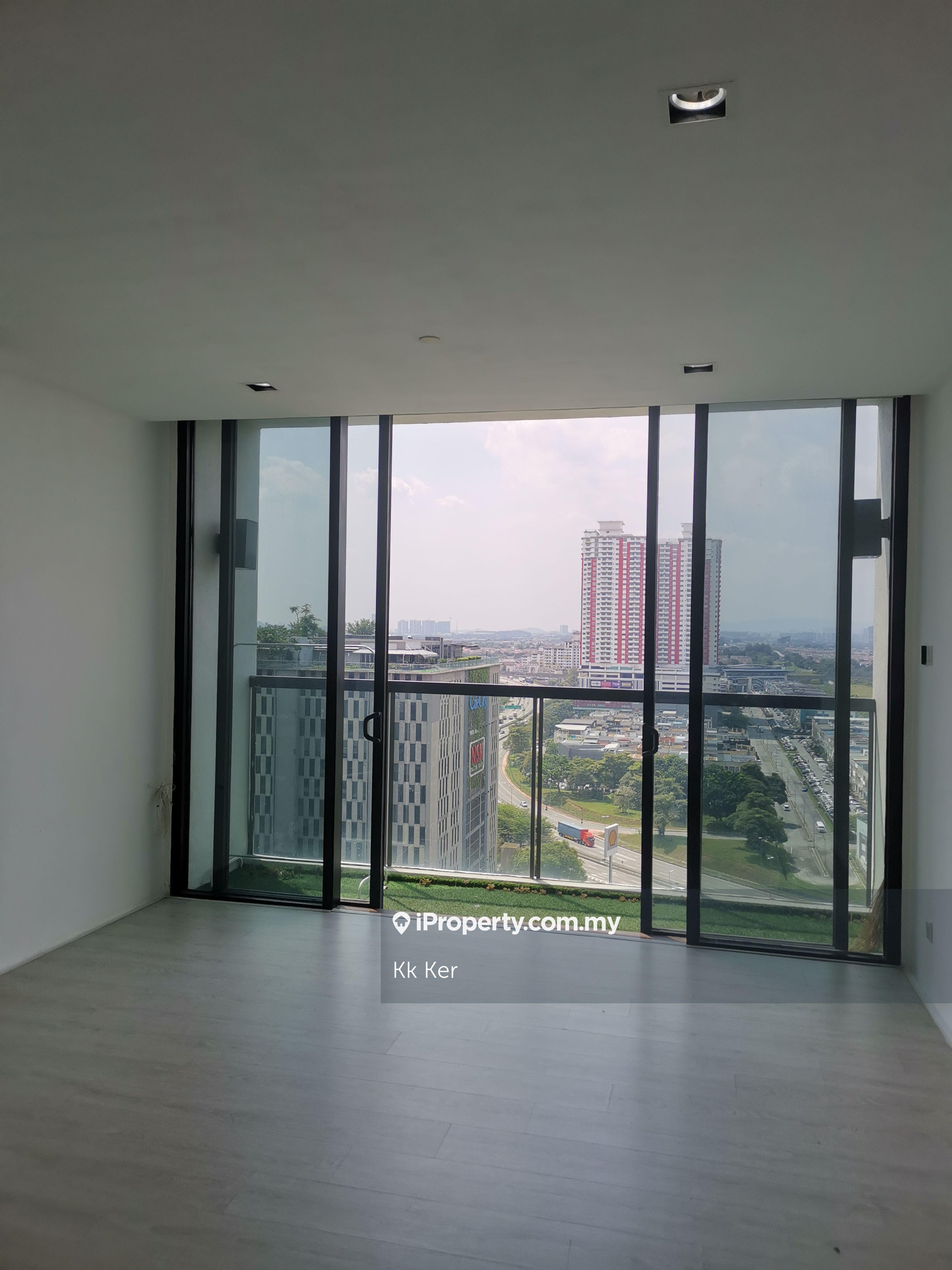 Square One City well maintained and cozy unit. miss this opportunity. 