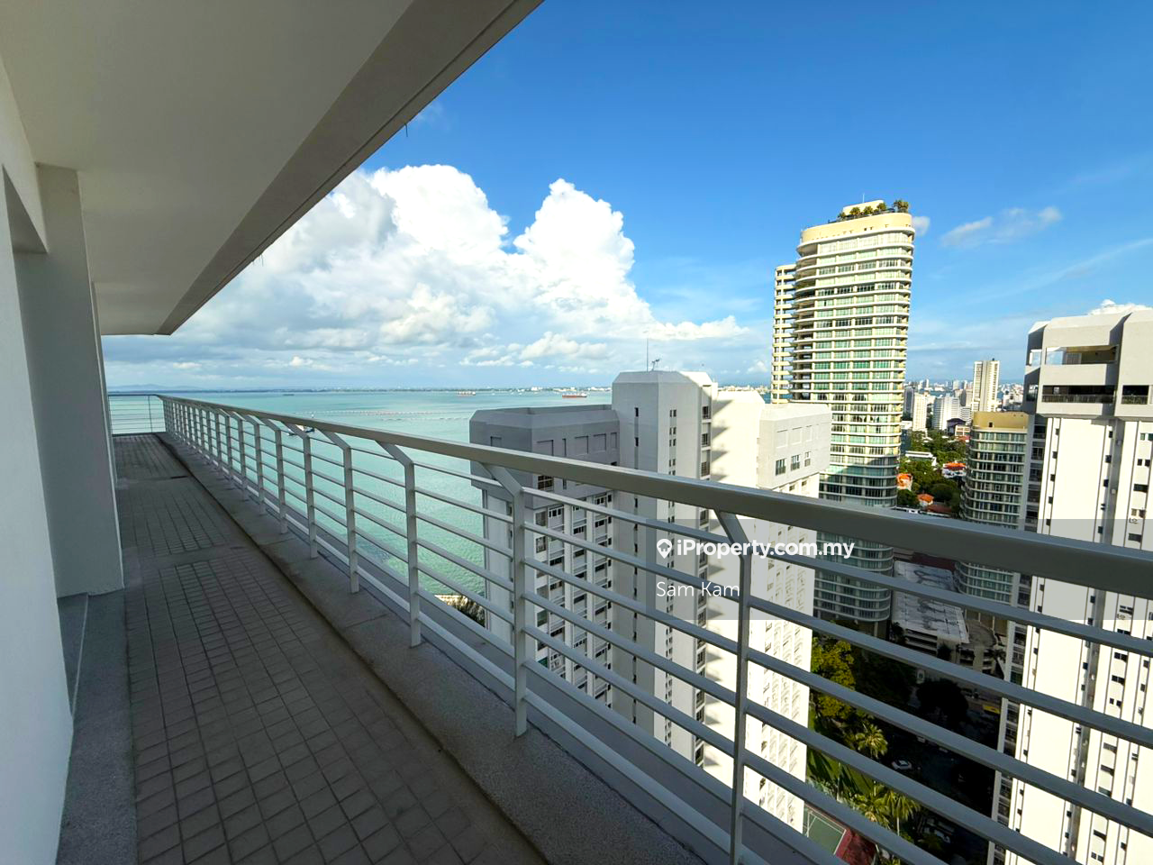 High-Floor Seaview and cityview renovated unit 