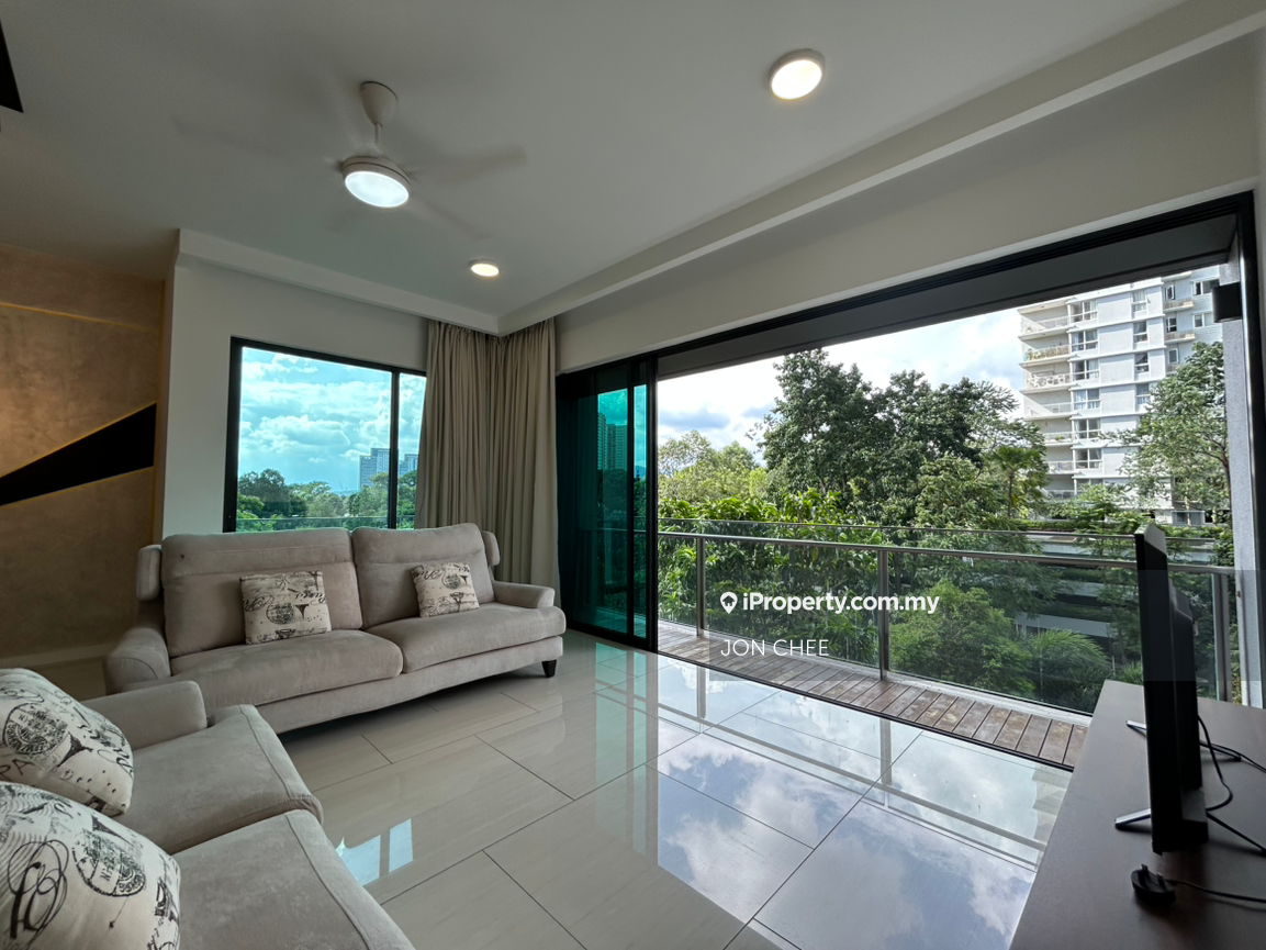 Low-Floor Living with Lush Greenery