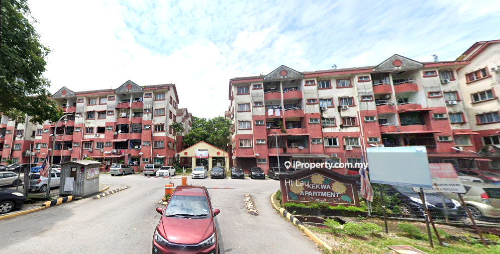 2nd Floor Walkup Apartment near shops, bus stop, schools and Lotus's