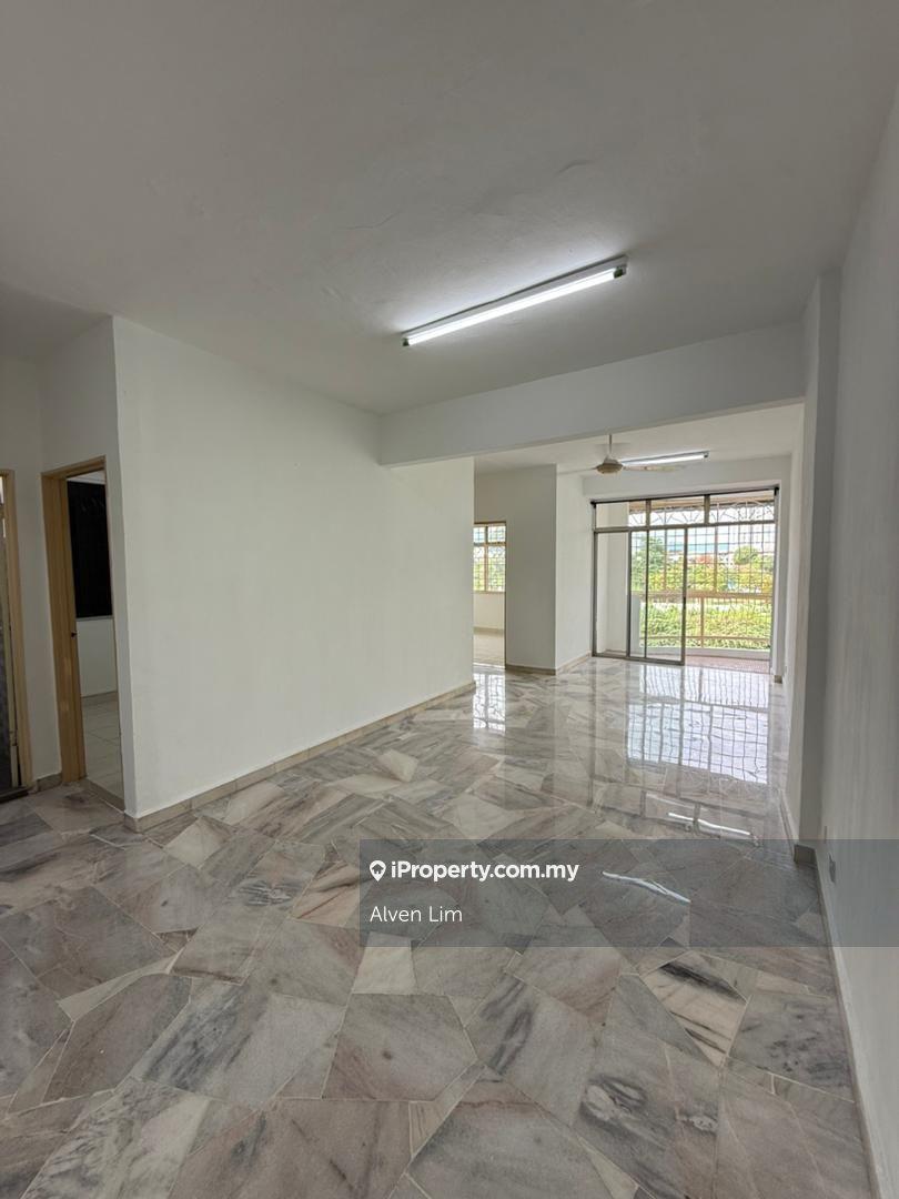 New condition, 850sqft, 3 rooms unit, partly furnished