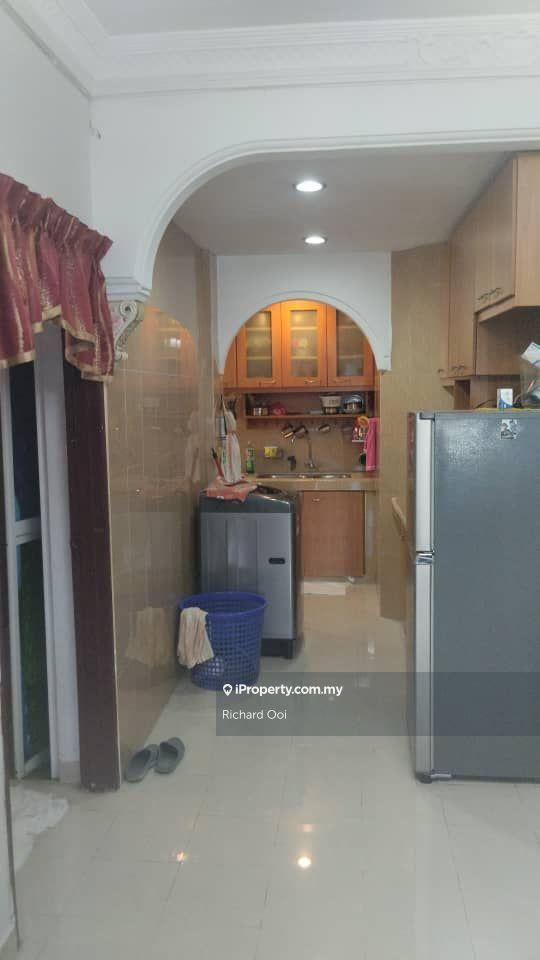 Fully Renovated Cornerlot Palm Court Apartment Brickfied
