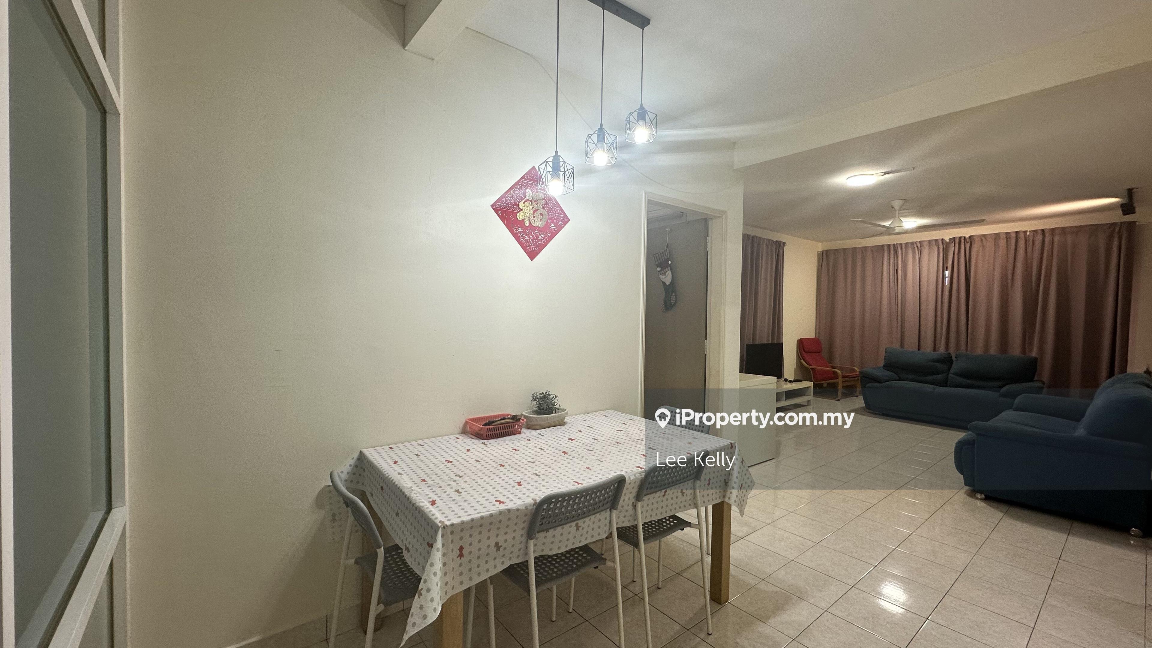 Fully Furnished 3 Bedrooms 2 Bathrooms, Good Condition, Near MRT