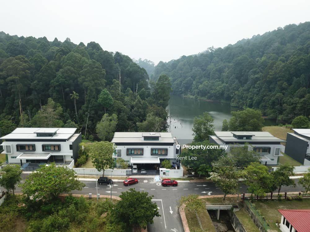 2 storey zerolot Bungalow House facing lake for sale
