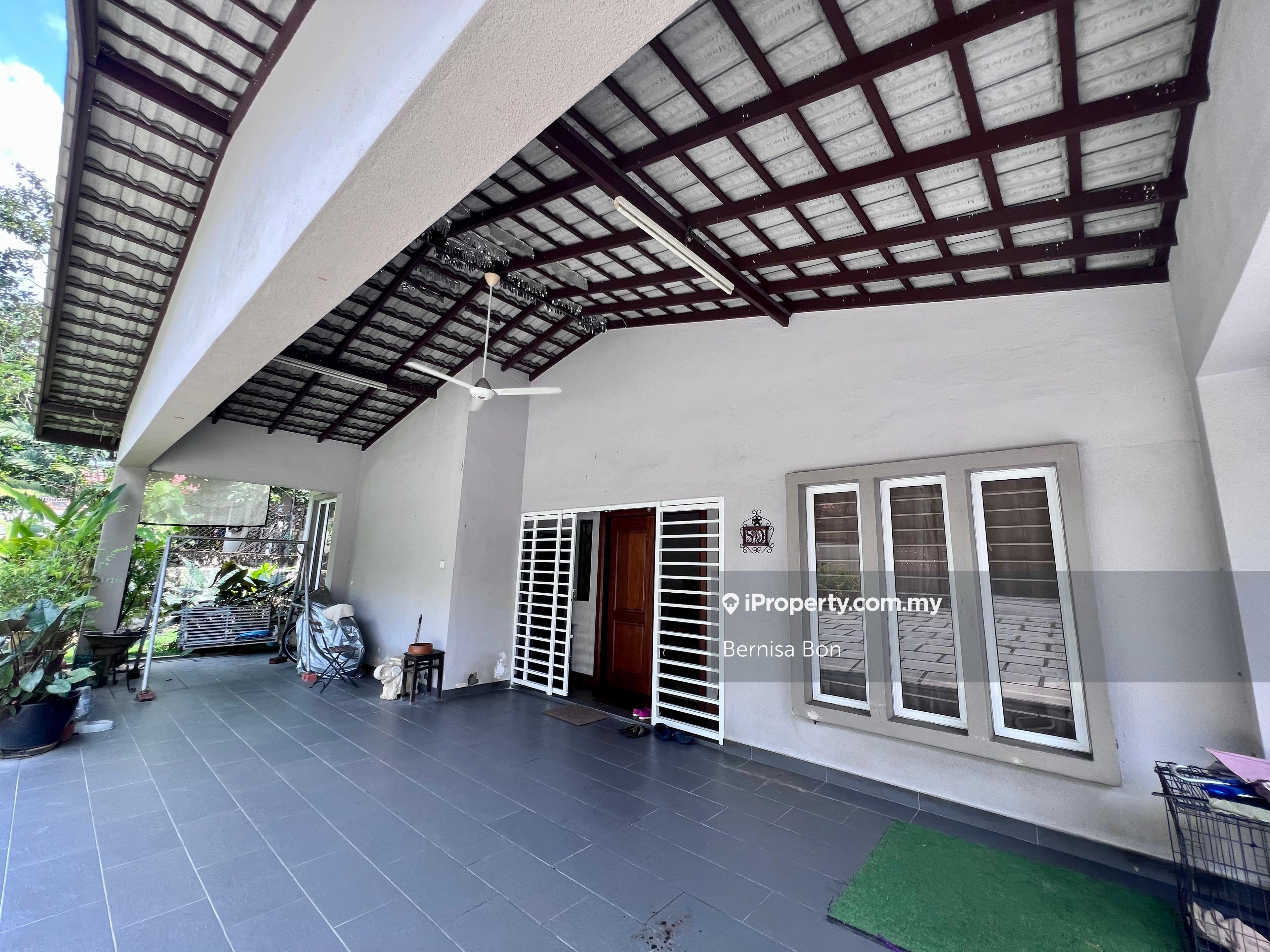 Renovated and move in condition single storey house ! 