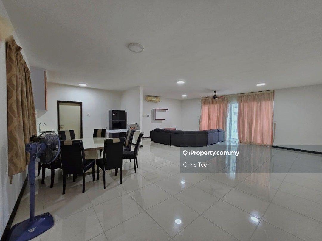 Mid floor, renovated & furnished with pocket sea view!