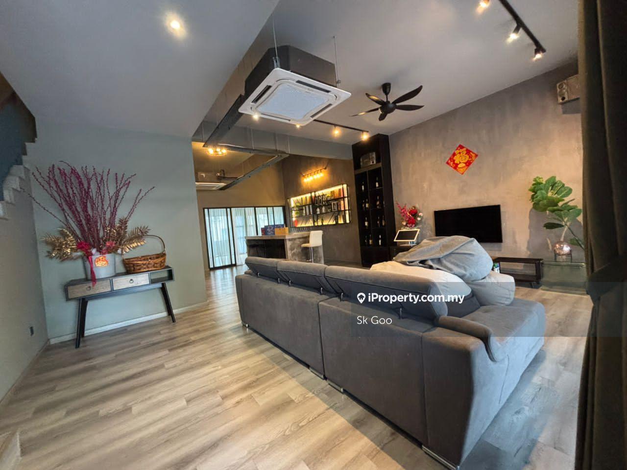 Renovated and good deal 2 storey superlink house 26x80